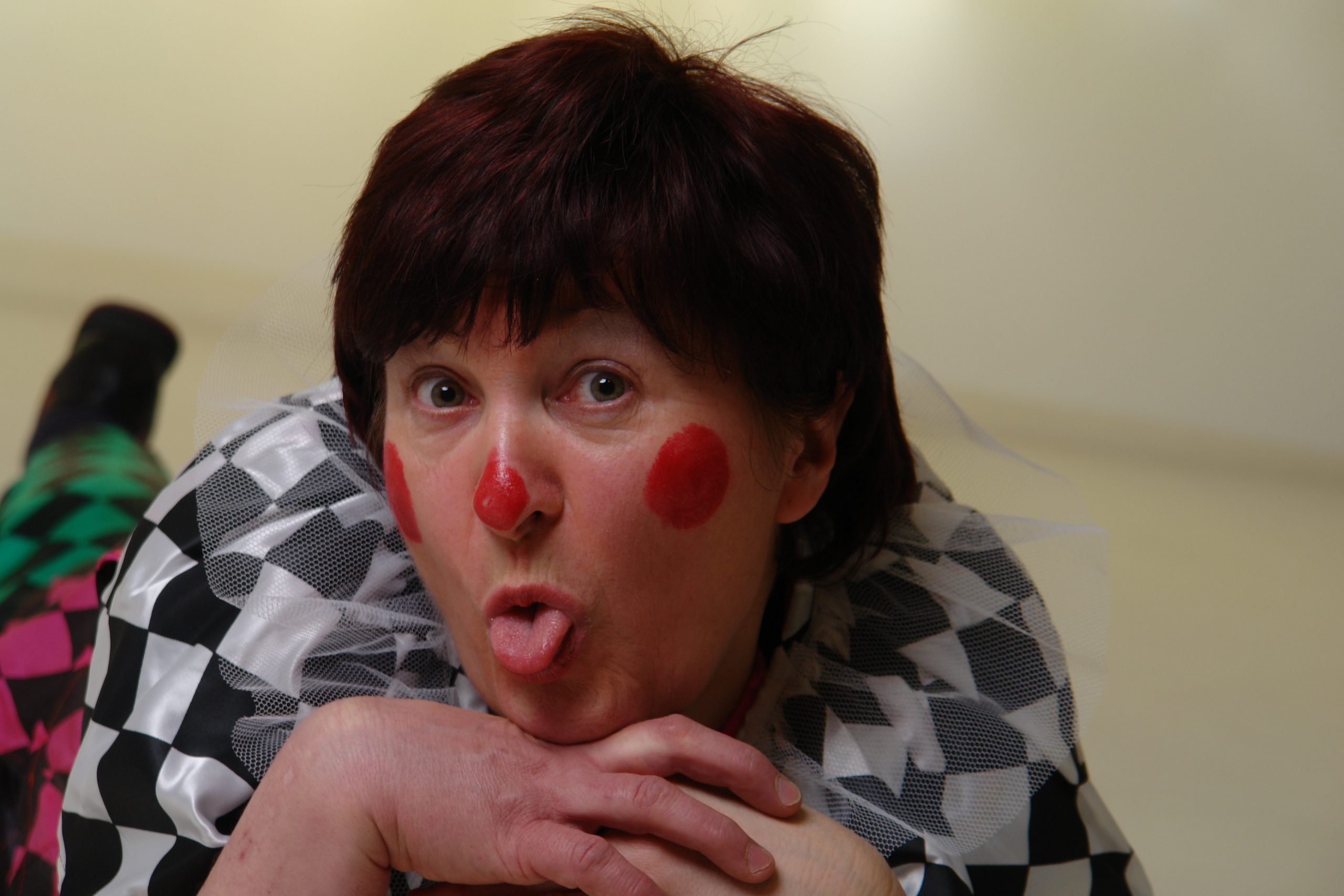 Clown Hoppalla streckt Zunge heraus